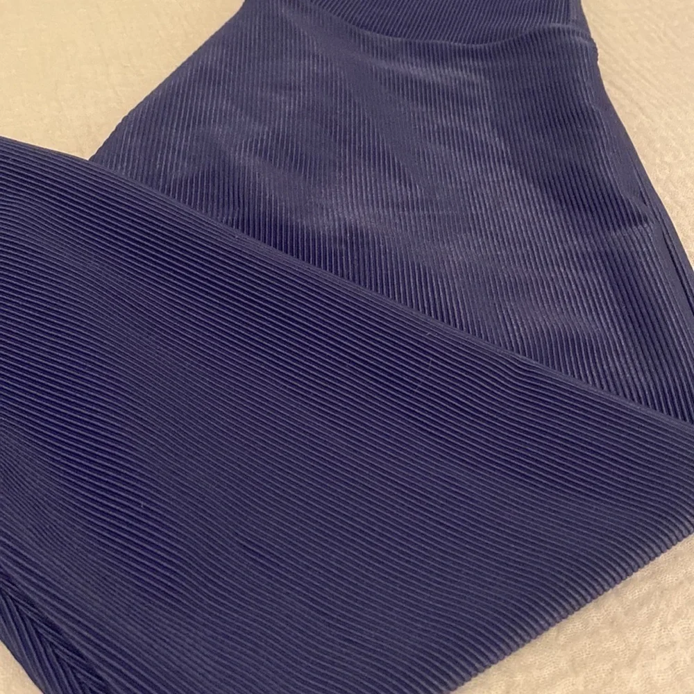 ONZIE Flow Revolve navy leggings . Size S. Very good condition